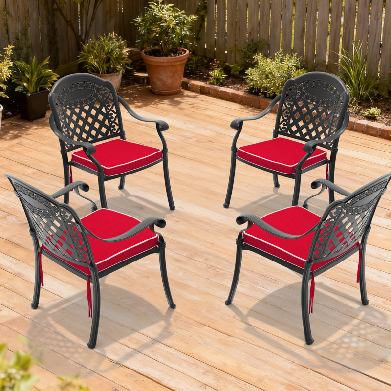 Ensemble de 4 chaises de jardin en aluminium moulé, structure noire, coussins rouges, motifs rectangulaires, revêtement haute température, assise ergonomique, empilables et mousse à cellules ouvertes résistante.