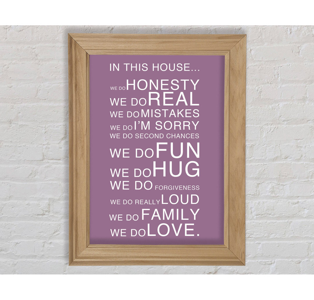 Family Quote in This House Dusty Pink - Bilderrahmen Kunstdrucke