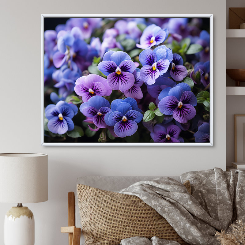 «Purple Pansies Field Vibrant» sur toile, H 34 po x l 44 po x P 1,5 po, Cadre flottant blanc