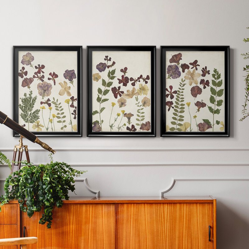 Pressed Flower Arrangement IV - Ensemble de 3 peintures sur toile encadrées, Toile avec cadre noir