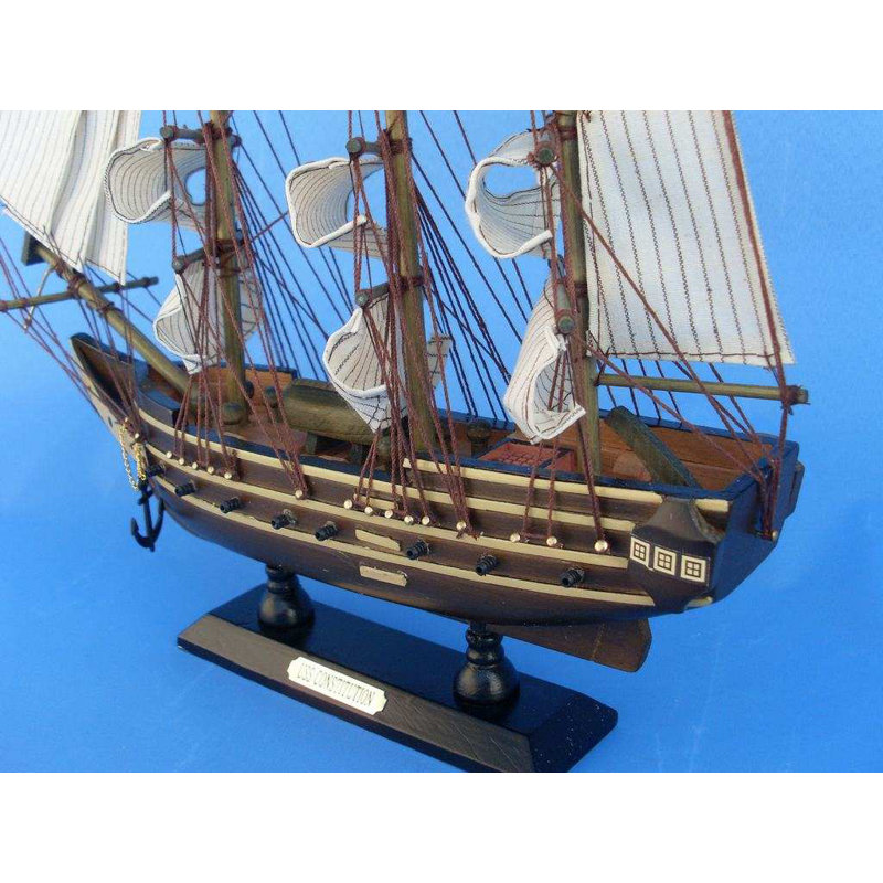 Bateau miniature en bois