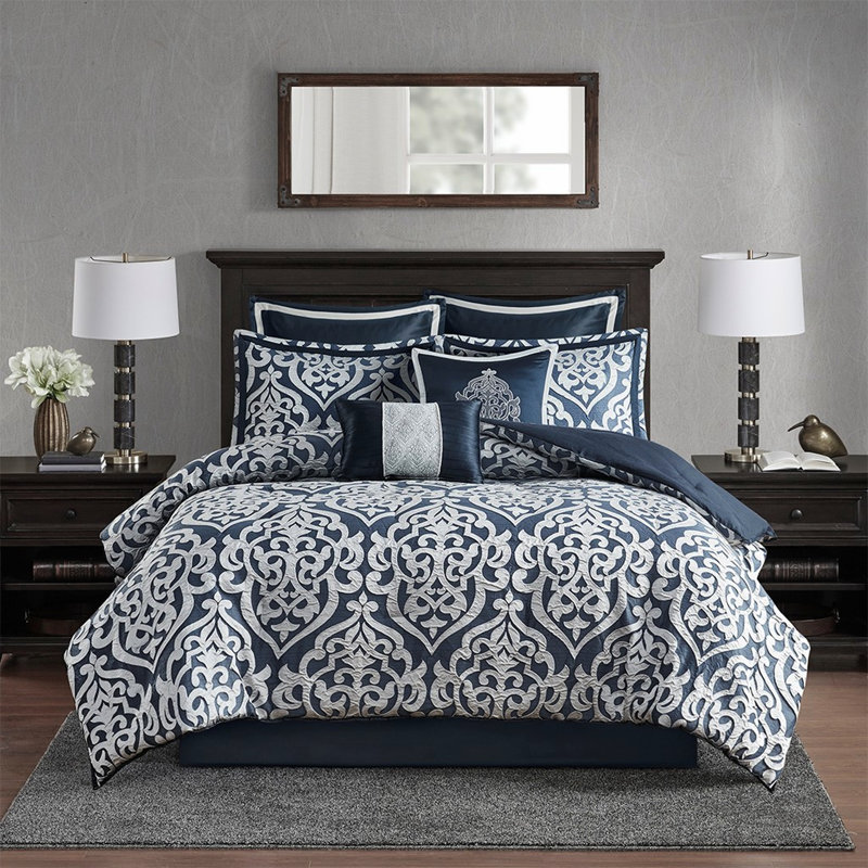 Édredon pour grand lit 8 pièces. Bleu marine / argent. Médaillon séduisant. Remplir. Comprend 1 édredon, 2 taies décoratives européennes, des coussins décoratifs et une jupe de lit. Lavable à la machine pour grand lit. Tissage gracieux. Comprend