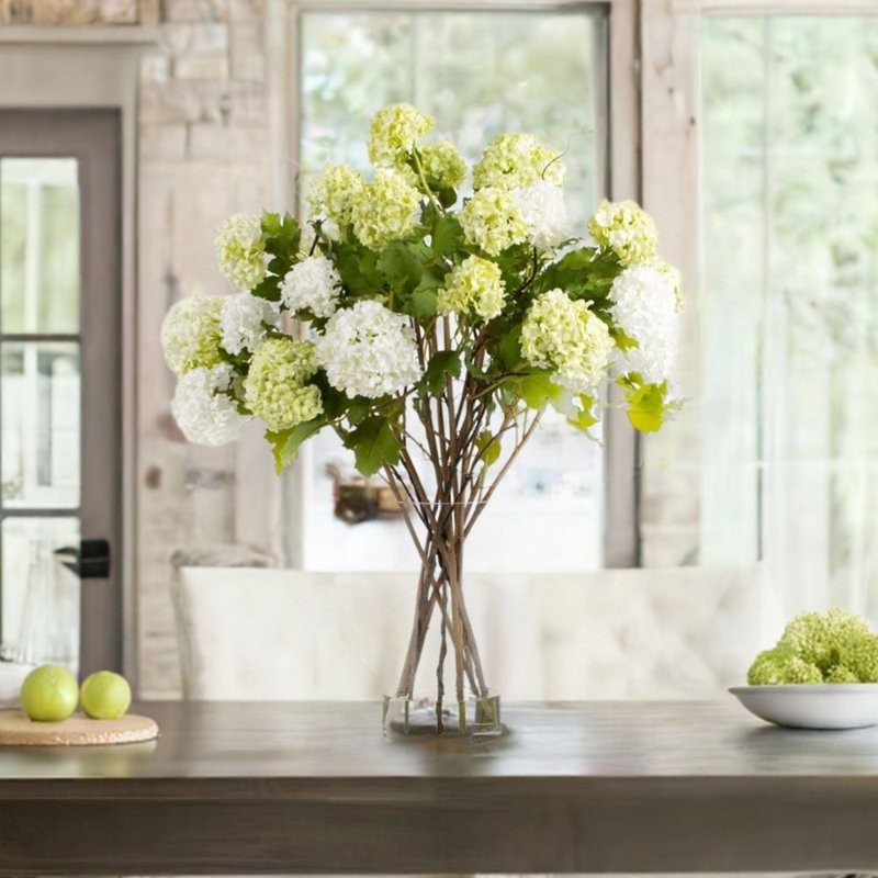 Arrangement floral haut dans un vase