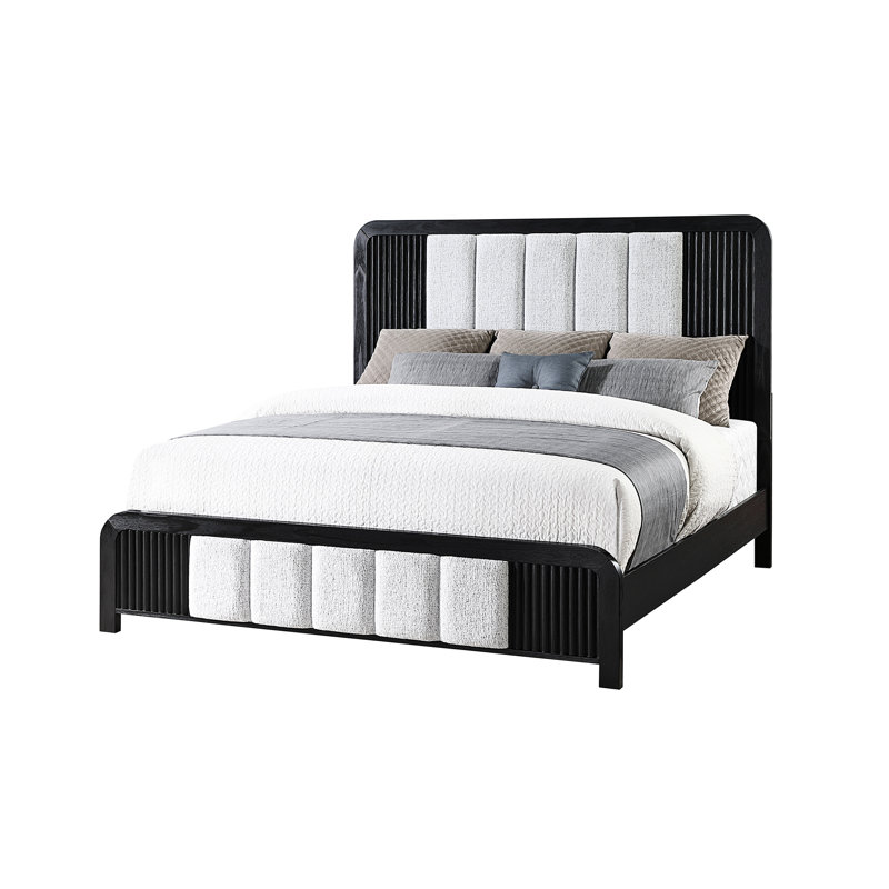 Très grand lit avec détails cannelés, tête de lit partiellement rembourrée et lit de style à profil bas, bords arrondis, motif noir et blanc, décor en bois brun, fabrication en bois d'hévéa, bois massif et noyau
