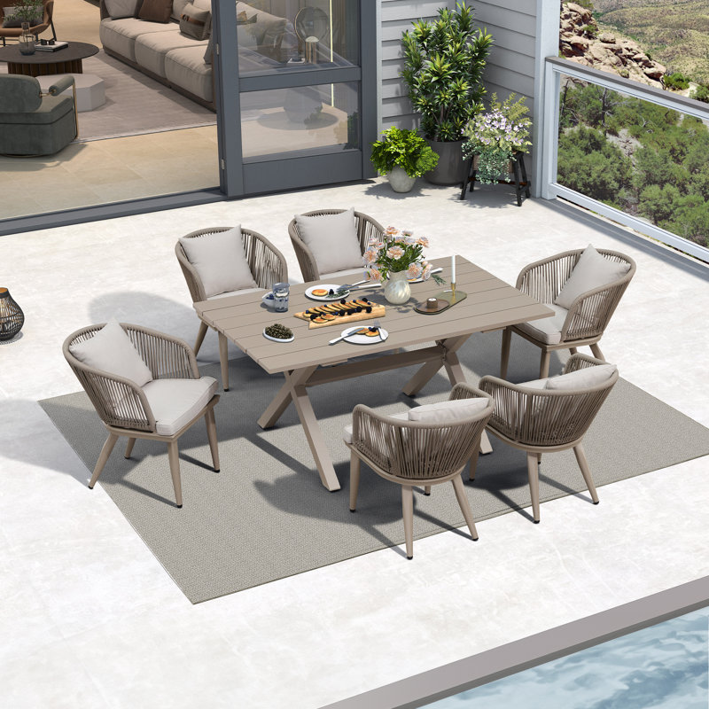 Ensemble repas pour 6 personnes en osier avec table, coussins et coussins inclus