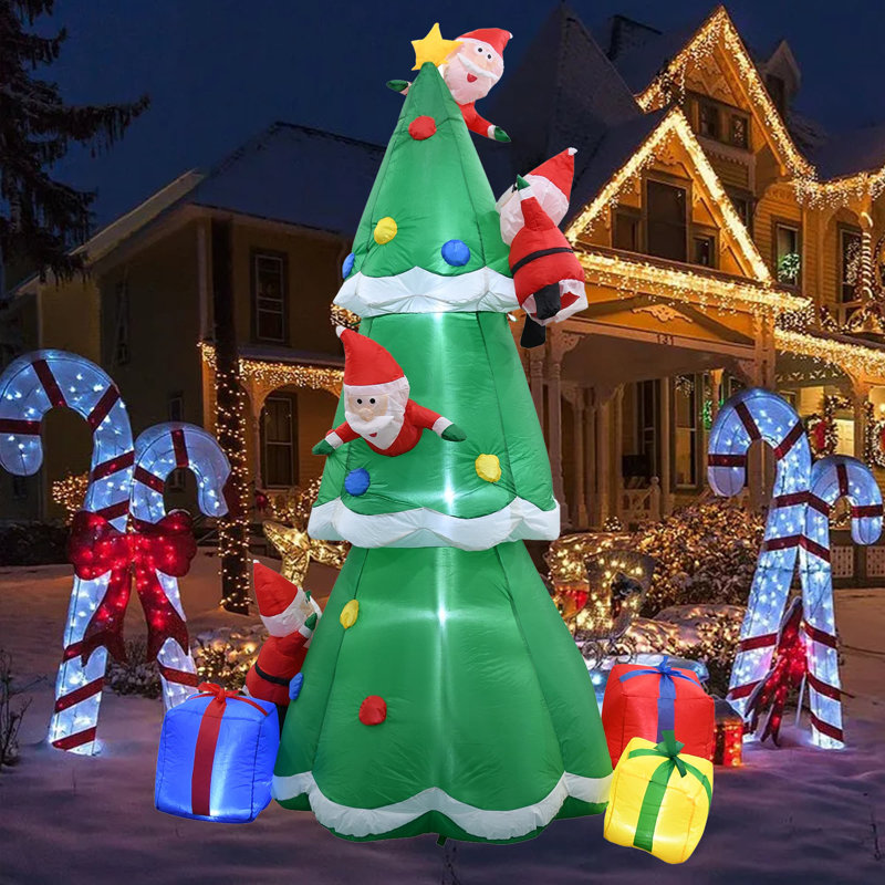Père Noël grimpant à un arbre gonflable