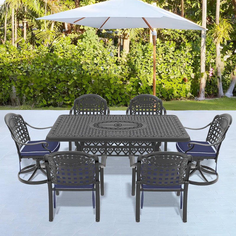 L'ensemble de salle à manger toutes saisons en fonte d'aluminium comprend 2 chaises pivotantes, 4 chaises et une table rectangulaire avec cadre noir