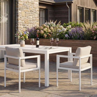 Chaise de salle à manger d'extérieur de 2 chaises de patio toutes saisons avec cadre en aluminium blanc et coussins en tissu beige, capacité de 300 lb, conception moderne et élégante, spacieuse de 23,87 po x 23,87 po x l 34,96 po, stable et facile à nettoyer