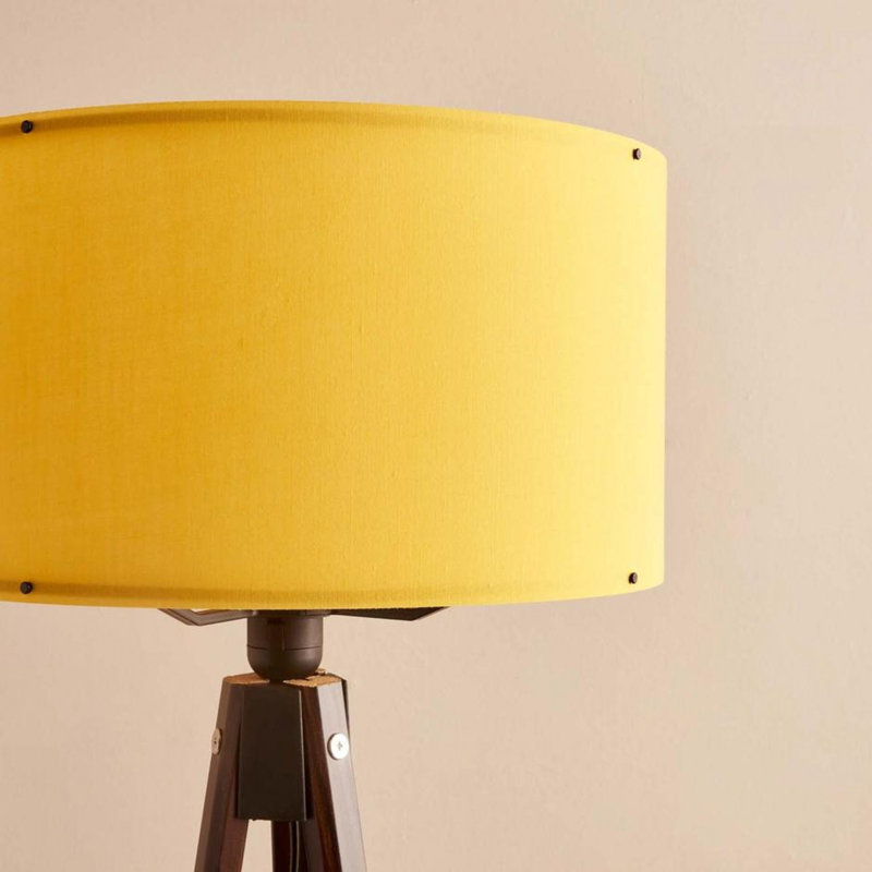 Élégante lampe sur pied de couleur moutarde mesurant 55,1 pouces de hauteur | Abat-jour 100% tissu, structure 100% bois | Douille E27, 40 W maximum | Parfait pour le salon, la chambre à coucher et le bureau, le design moderne et l'ambiance chaleureuse
