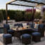 Ensemble repas de patio avec coussins bleus, poufs et table, entretien facile, coin détente confortable, design ergonomique, agencement modulaire
