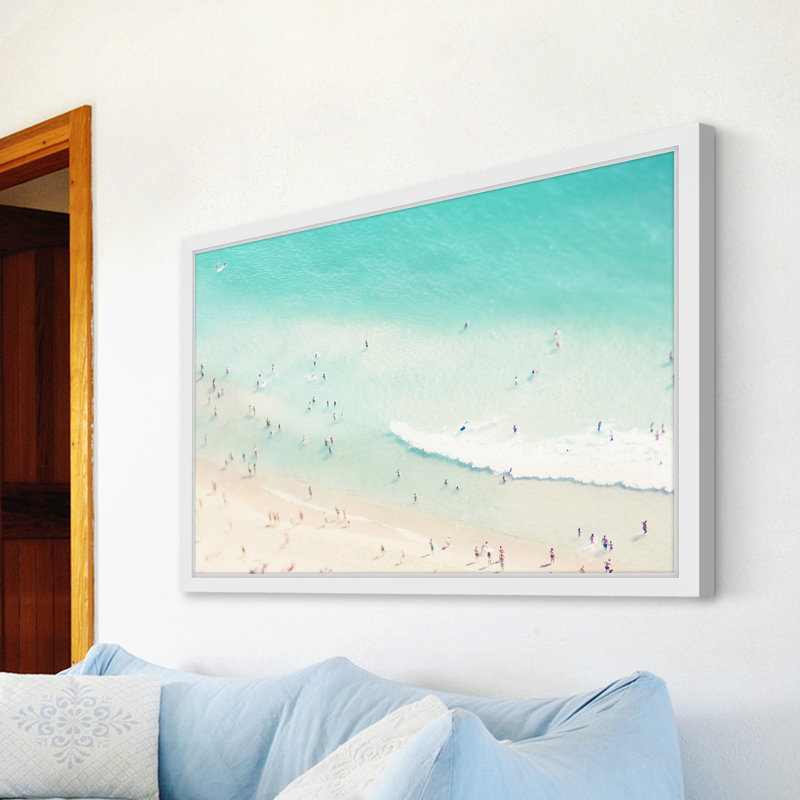 «Play In The Surf» par Ingrid Beddoes, reproduction d'art encadrée, H 24 po x l 36 po