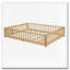 Lit plateforme en bois avec clôture et porte