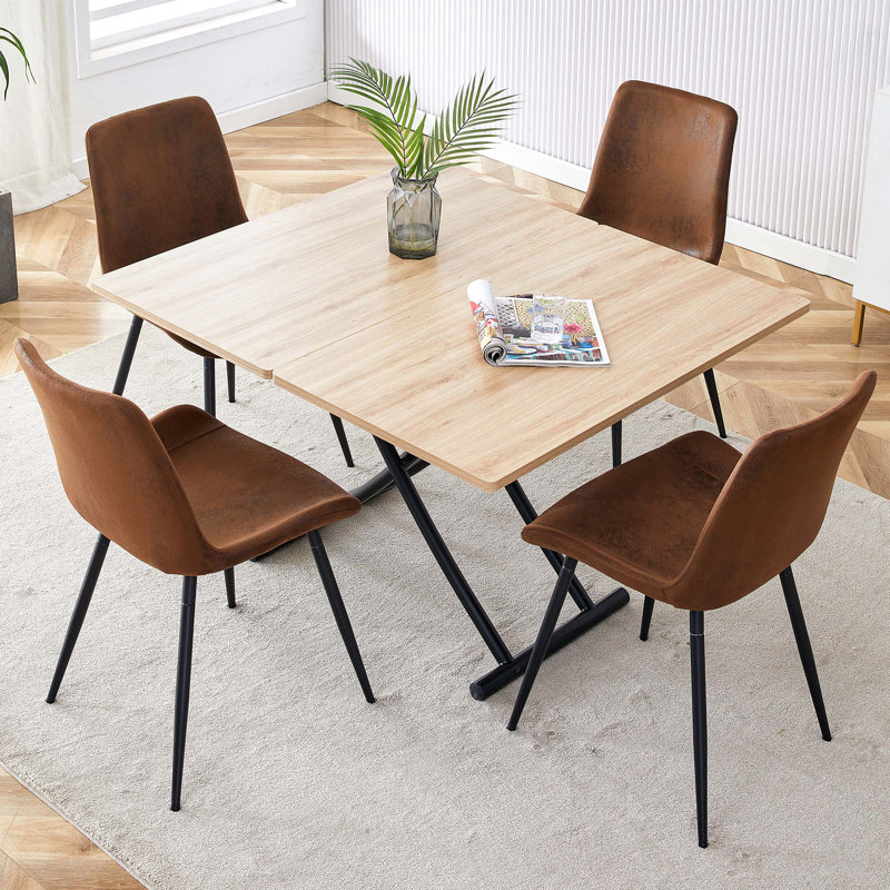 Ensemble de table et de chaises. Plateforme de levage moderne, plateau en panneau de fibres à densité moyenne avec autocollant grain de bois clair, pieds en métal. Jumelé à 4 chaises avec coussins arrondis.