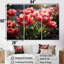 Tulipes rouges cramoisies se balançant dans un jardin ensoleillé - ensemble d'art mural tulipes-107763354-107763350