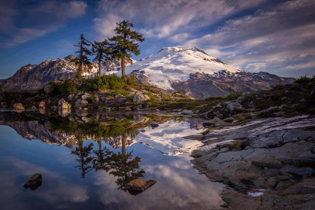 É.-U. État de Washington, le mont Baker se reflète dans le parc du lac Butte.