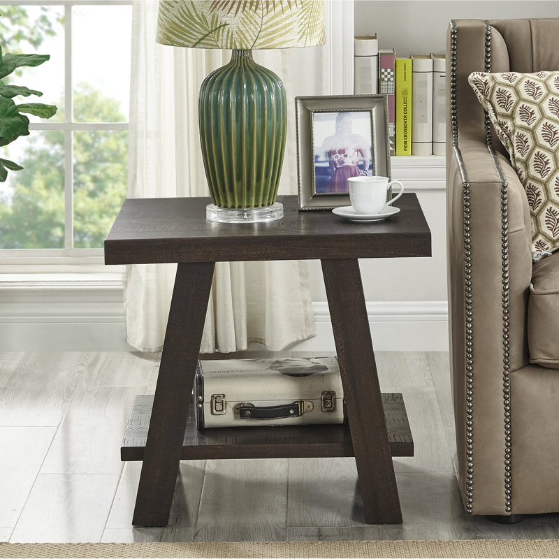 Table contemporaine en bois au fini vieilli, plateau rectangulaire avec tablette de rangement, 61 cm (l) x 56 cm (p) x 58 cm (h), fini vieilli, avec espace de rangement sous l'étagère, Collection