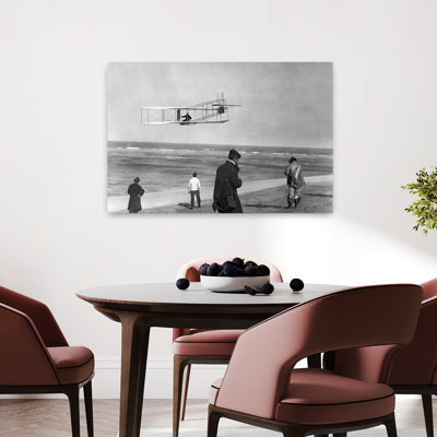 Un des Frères Wright battant un planeur et des spectateurs sur l'océan, Kill Devil Hills, Kitty Hawk, Caroline du Nord, États-Unis
