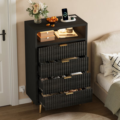 Commode 4 tiroirs avec lumières DEL et station de charge, grande commode avec dispositif anti-basculement, armoire de rangement moderne pour le salon de la chambre à coucher