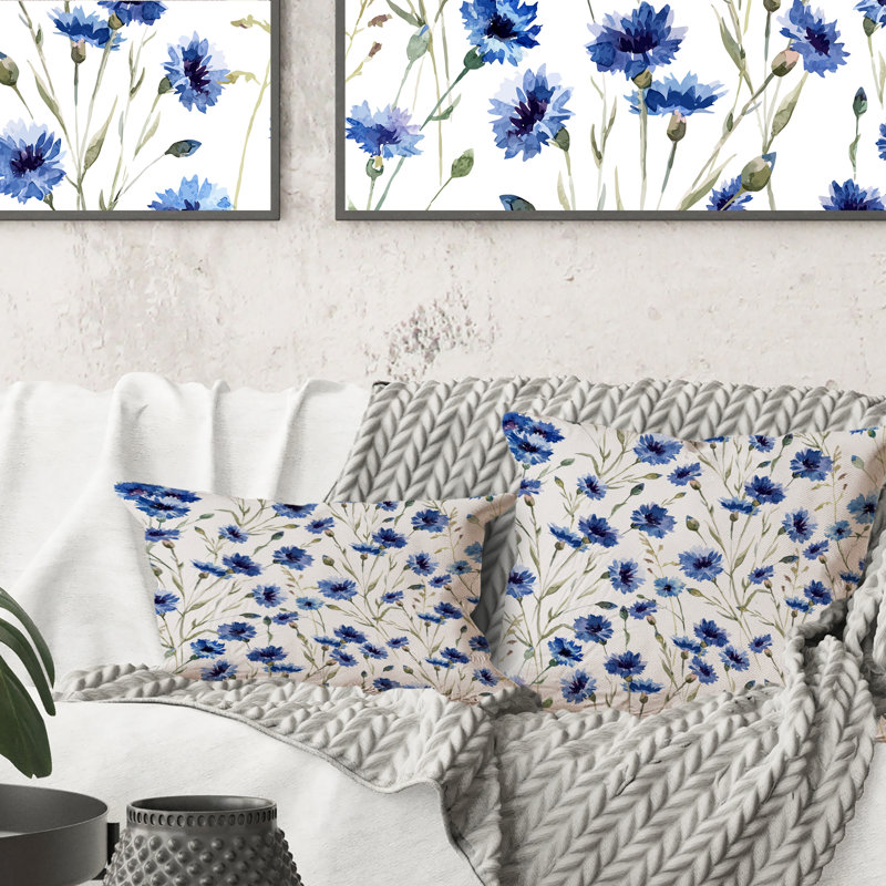Coussin décoratif à motif de fleurs bleues sur fond blanc, 16 po x 16 po