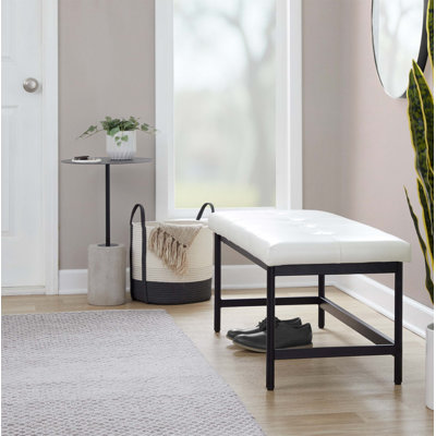 Banc moderne en métal noir avec siège rembourré en similicuir blanc pour un confort, une durabilité et une assise intérieure polyvalente.