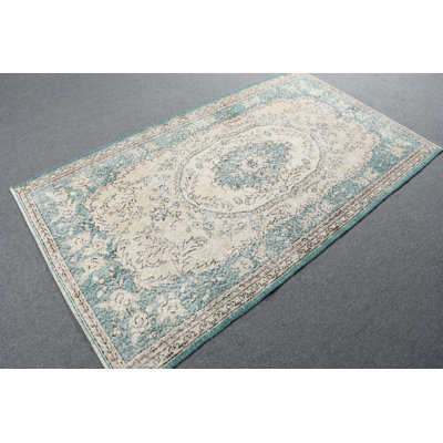 Tapis turc rétro avec des détails complexes et des couleurs riches parfaits pour rehausser la décoration intérieure
