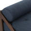 Chaise longue confortable en tissu bleu marine avec une base lisse au look contemporain et piqué gaufré