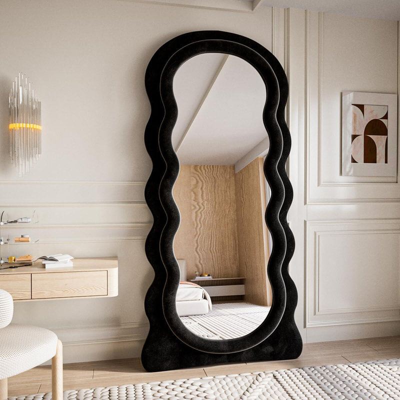 Miroir pleine longueur 63 po x 24 po, conception ondulée irrégulière, miroir de plancher arqué à vagues, miroir mural pour la chambre à coucher - peut être suspendu ou appuyé contre le mur, cadre en bois enveloppé de flanelle de couleur noire