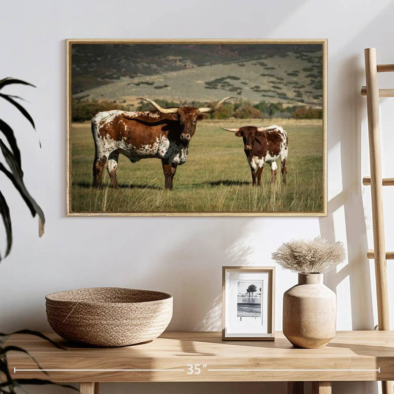 Texas Longhorn et son mollet, 25 po x 17 po, Cadre flottant en bois naturel