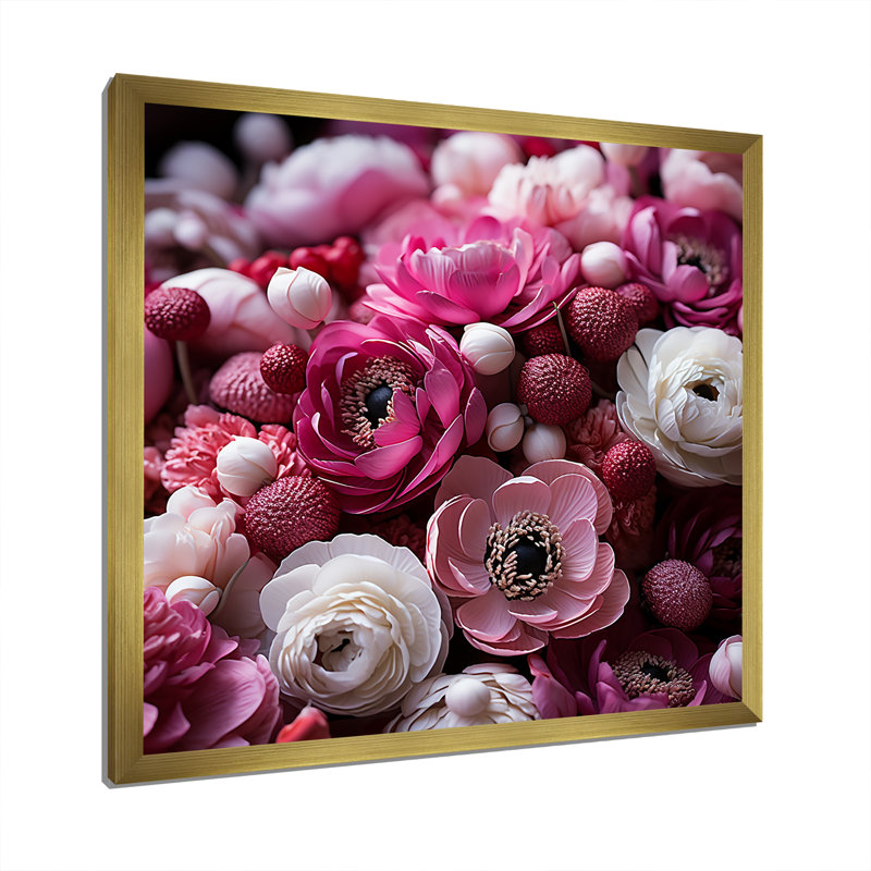 «White Ranunculus Radiance Layers Of Beauty» - art mural Renoncule, Cadre doré simple, H 36 po x l 36 po x P 1,5 po