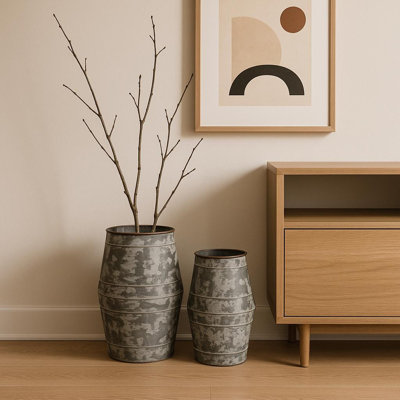 Ensemble de deux vases de plancher cylindriques en métal galvanisé gris