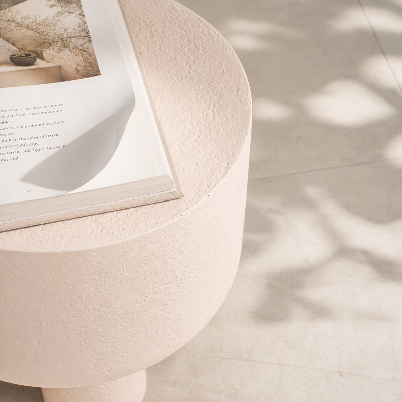 Table d'appoint ronde d'extérieur de 45,7 cm (18 po), table décorative de patio aspect pierre avec piètement sculptural à trois boules