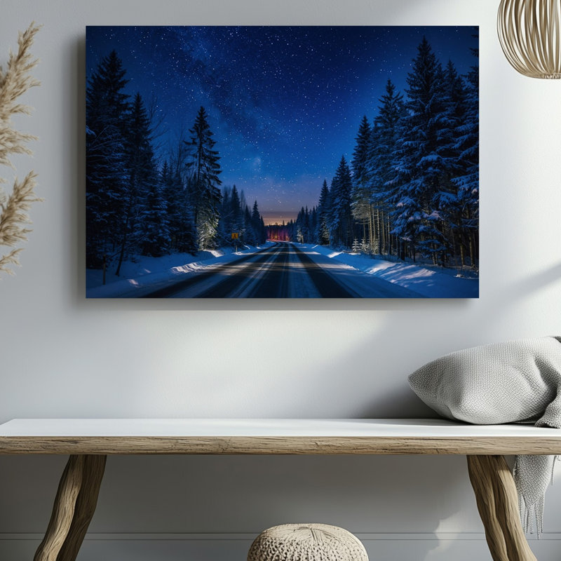Reproduction d'art sur toile, "Une nuit d'hiver sereine" mettant en vedette une route recouverte de neige qui serpente à travers une forêt dense illuminée par l'éther
