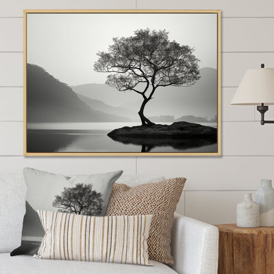 Photographie en noir et blanc d'un arbre au bord du lac I - paysage de montagnes