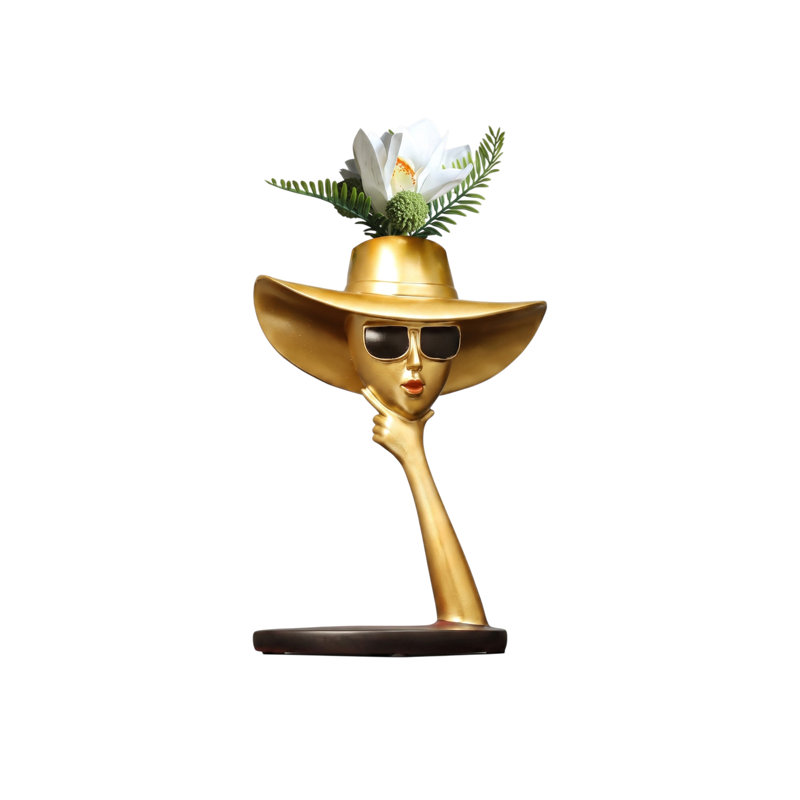 Statue de femme dorée, sculpture de femme moderne en résine glam avec chapeau à large bord