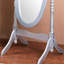 Miroir unique à finition argentée dans un style traditionnel et somptueux de style reine.