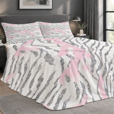 Ensemble de 3 pièces comprenant une couverture légère en flanelle de qualité supérieure et 2 taies d'oreiller à rayures zébrées abstraites argentées et roses, ultra-douce et chaude, idéale en toute saison. Couverture 152 x 203 cm + 2 taies d'oreiller anti-boulochage et lavables à la machine.
