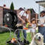 Barbecue au charbon en porcelaine avec 2 tables d'appoint