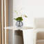 Arrangement de fleurs artificielles dans un vase-1899040057