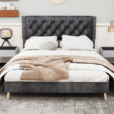 Grand lit avec revêtement en velours gris et tête de lit magique. Un lit tapissier enchanteur de taille pour chambre à coucher, convient parfaitement à différents agencements