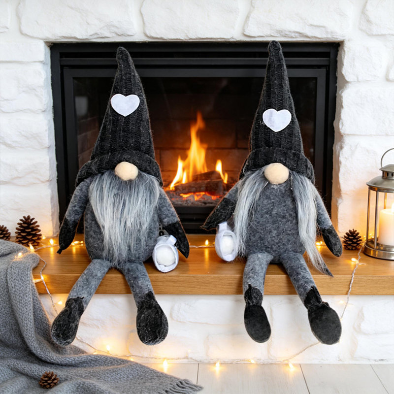 Ensemble de 2 ornements de Noël nains suédois gris, tomte en peluche fait main avec mini lanterne et bonnet en tricot en forme de cœur, figurines de gnomes sans visage pour la décoration de table des fêtes (lot de 2)