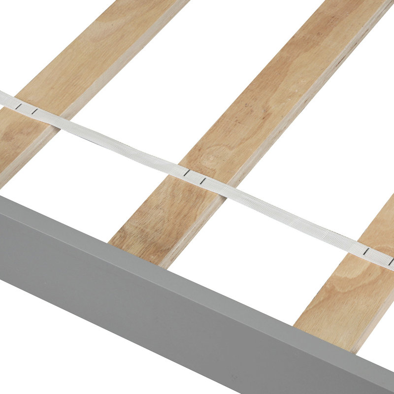 Lit plateforme gris confortable avec base en bois et lattes de soutien supplémentaires