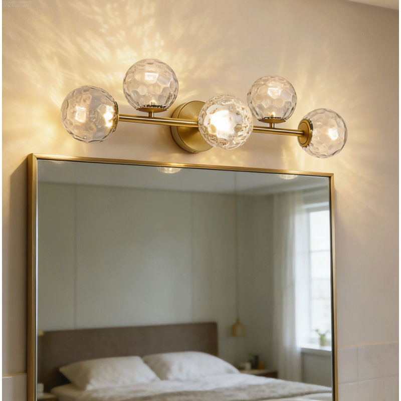 Éclairage pour meuble-lavabo 5 lumières Mid-Century avec globes en verre martelé et or brossé