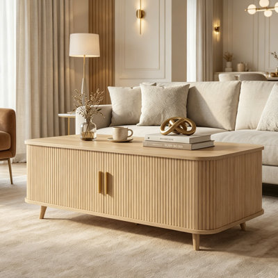 Table basse avec porte coulissante cannelée Eutiy et 4 tablettes ouvertes pour le salon