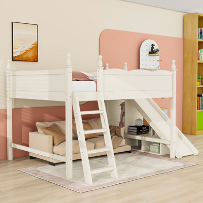 Lit mezzanine avec tablettes de rangement, garde-robe et glissade