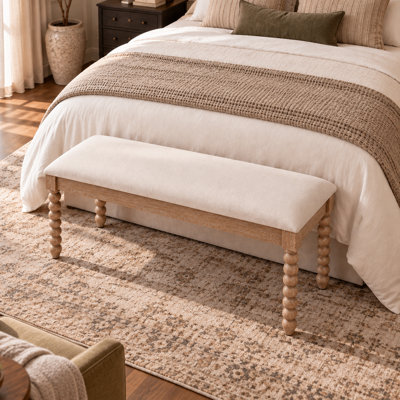 Banc de style champêtre en bois massif à pieds tournés, recouvert de tissu et doté d'une assise rembourrée en lin, idéal pour l'entrée, le couloir et le salon.