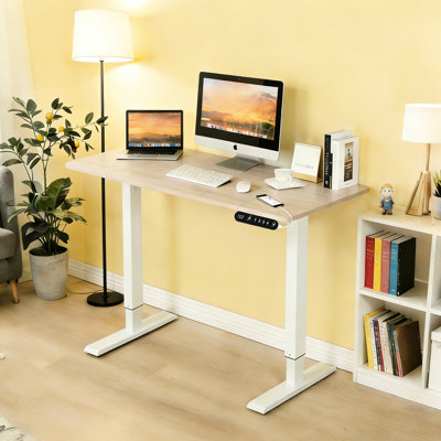 Bureau debout électrique moderne de couleur chêne, réglable en hauteur de 27,75 po à 45,86 po, base stable en T et prises intégrées