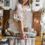 Toile, art moderne de salon avec un canapé blanc élégant orné de coussins texturés posés contre une caractéristique frappante-873644097