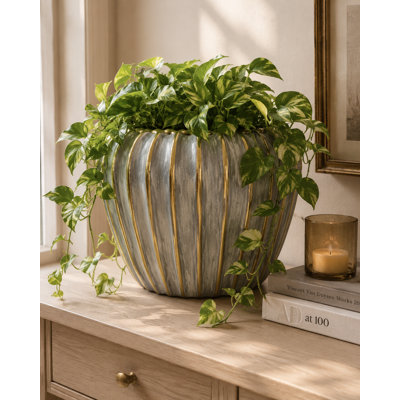 Pot en céramique nervuré Jaleh avec accents dorés métalliques, finition gris pâle