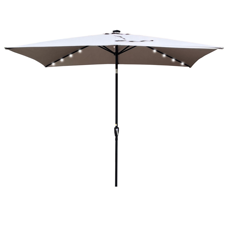 Parasol de patio rectangulaire - 10 pi x 6,5 pi À énergie solaire. Auvent. Manivelle et bouton-poussoir inclinable. 26 lumières. Mât noir. Gris moyen Matériau de l'auvent à DEL près de la piscine. À énergie solaire. Espace piscine