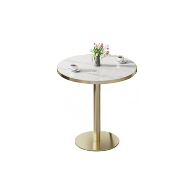 Table de salle à manger ronde et moderne avec plateau en faux marbre, structure en métal robuste et assemblage facile pour les espaces compacts.